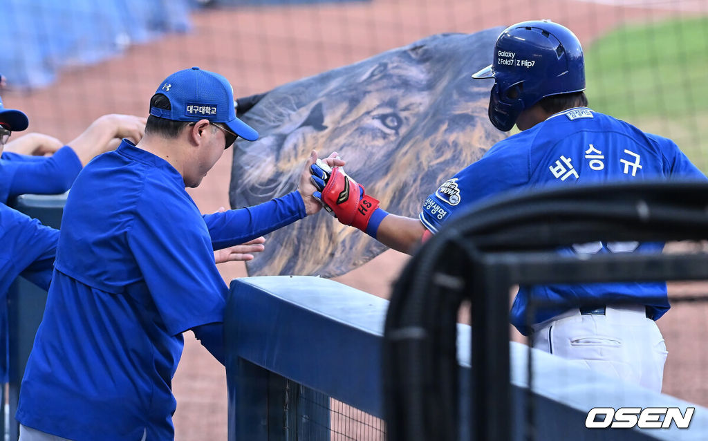 19일 창원NC파크에서 2025 신한 SOL 뱅크 KBO 리그 NC 다이노스와 삼성 라이온즈의 경기가 열렸다. 홈팀 NC는 라일리가, 방문팀 삼성은 후라도가 선발 출전했다. 삼성 라이온즈 박진만 감독이 1회초 좌월 솔로 홈런을 친 박승규를 맞이하고 있다. 2025.08.19 / foto0307@osen.co.kr