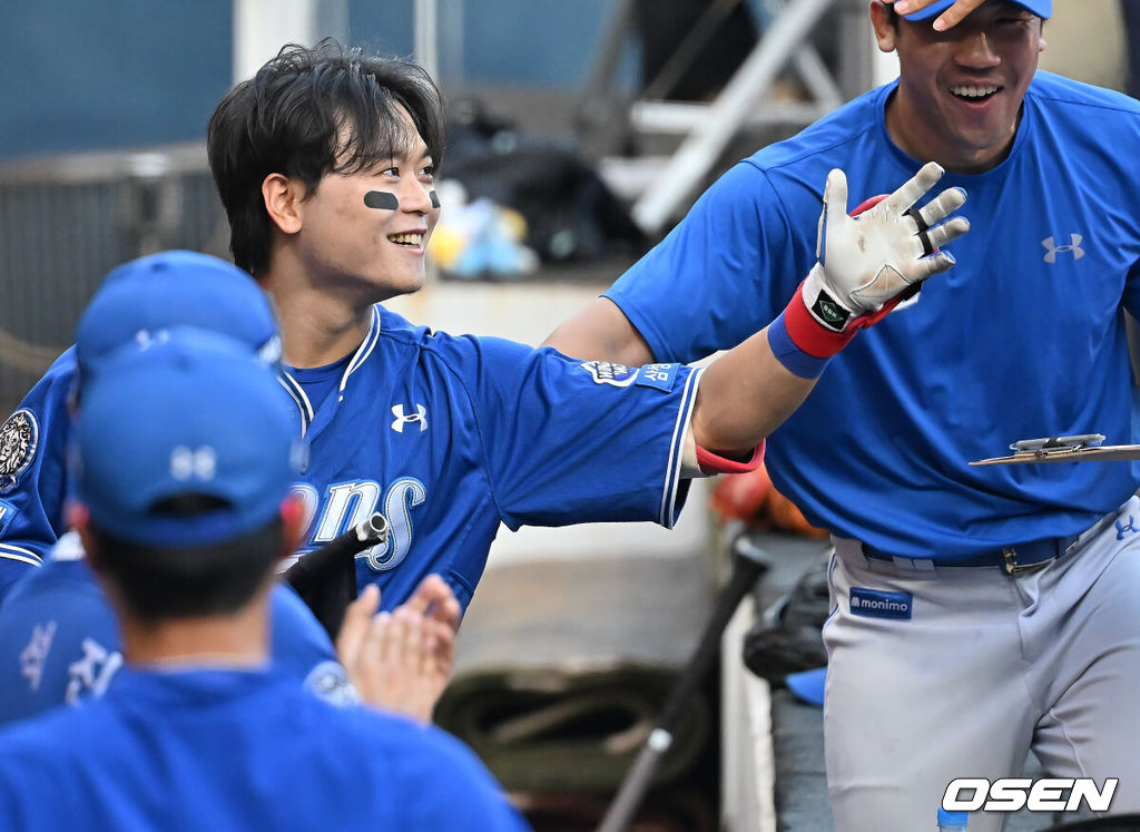19일 창원NC파크에서 2025 신한 SOL 뱅크 KBO 리그 NC 다이노스와 삼성 라이온즈의 경기가 열렸다. 홈팀 NC는 라일리가, 방문팀 삼성은 후라도가 선발 출전했다. 삼성 라이온즈 박승규가 1회초 좌월 솔로 홈런을 치고 하이파이브를 하고 있다. 2025.08.19 / foto0307@osen.co.kr