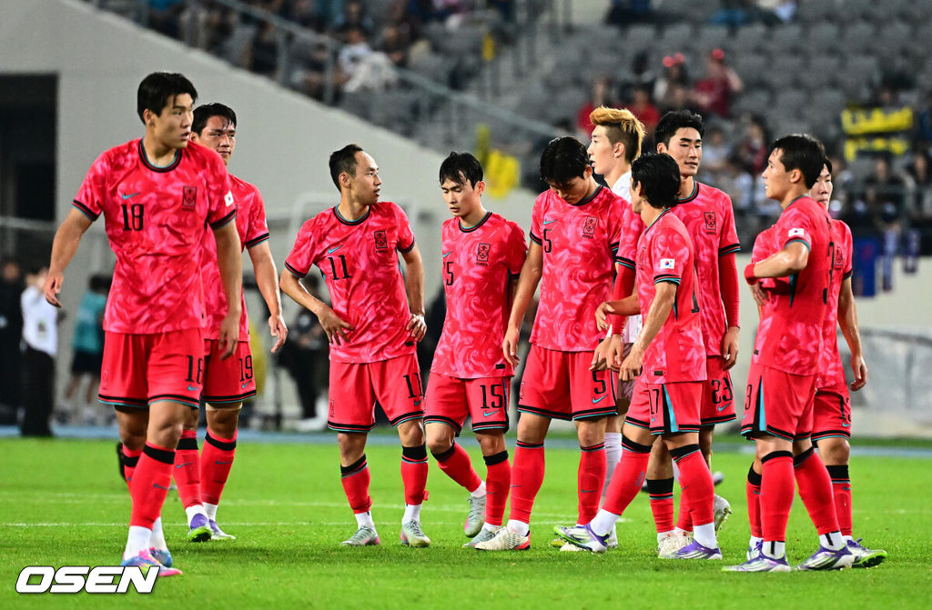 대굴욕이다. 한국축구가 일본에 사상 첫 3연패를 당했다. 홍명보 감독이 이끄는 남자축구대표팀은 15일 오후 7시 24분 용인 미르스타디움에서 개최되는 2025 동아시아축구연맹(EAFF) E-1 챔피언십(동아시안컵) 3차전에서 숙적 일본에게 0-1로 패해 우승컵 탈환에 실패했다. 대회 3승의 일본이 통산 세 번째 우승을 달성했다. 일본은 안방의 한국을 누르고 대회 2연패까지 가져갔다. 한국은 여전히 5회 우승으로 최다우승이지만 2개 대회 연속 일본에 밀렸다. 경기를 마치도 한국 선수들이 패배를 아쉬워하고 있다. 2025.07.15 / jpnews@osen.co.kr