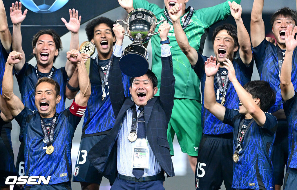 한국축구가 일본에 사상 첫 3연패를 당했다. 홍명보 감독이 이끄는 남자축구대표팀은 15일 오후 용인 미르스타디움에서 열린 2025 동아시아축구연맹(EAFF) E-1 챔피언십(동아시안컵) 3차전에서 숙적 일본에게 0-1로 패해 우승컵 탈환에 실패했다. 우승을 거머쥔 일본 모리야스 하지메 감독이 트로피를 들어올리며 선수들과 환호하고 있다. 2025.07.15 / dreamer@osen.co.kr