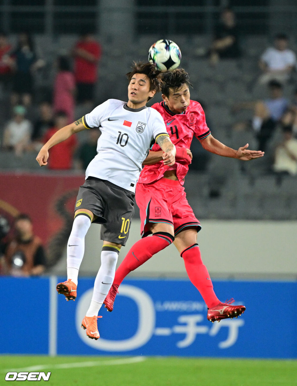 7일 경기 용인시 용인 미르 스타디움에서 2025 동아시아 축구연맹(EAFF) E-1 챔피언십(동아시안컵) 대한민국 남자 축구 대표팀과 중국의 개막전이 열렸다.한국은 중국과 첫 경기를 시작으로 11일 홍콩, 15일 일본과 격돌한다. 경기는 모두 용인에서 치러지며 3경기 성적에 따라 그대로 최종 순위가 결정된다.후반 한국 김주성이 중국과 헤더 경합을 하고 있다. 2025.07.07 /cej@osen.co.kr