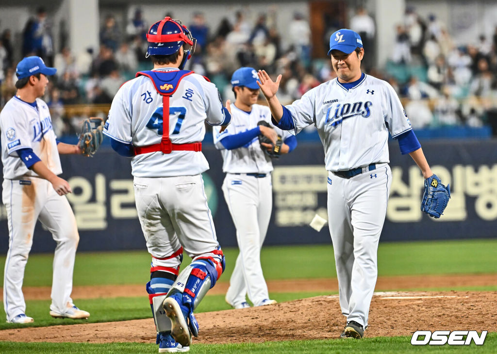 4일 대구삼성라이온즈파크에서 2025 신한 SOL 뱅크 KBO 리그 삼성 라이온즈와 한화 이글스의 경기가 열렸다. 홈팀 삼성이 선발 투수 원태인의 호투에 힘입어 한화에 5-0으로 승리했다. 삼성 라이온즈 송은범이 강민호와 승리의 기쁨을 나누고 있다. 2025.04.04 / foto0307@osen.co.kr