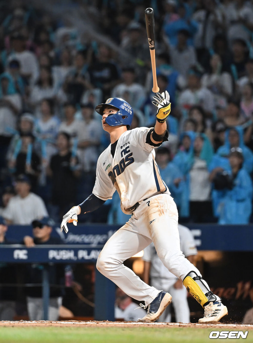 20일 창원NC파크에서 2025 신한 SOL 뱅크 KBO 리그 NC 다이노스와 삼성 라이온즈의 경기가 열렸다. 홈팀 NC는 목지훈이, 방문팀 삼성은 원태인이 선발 출전했다. NC 다이노스 김주원이 8회말 좌월 솔로 홈런을 치고 있다. 2025.08.20 / foto0307@osen.co.kr
