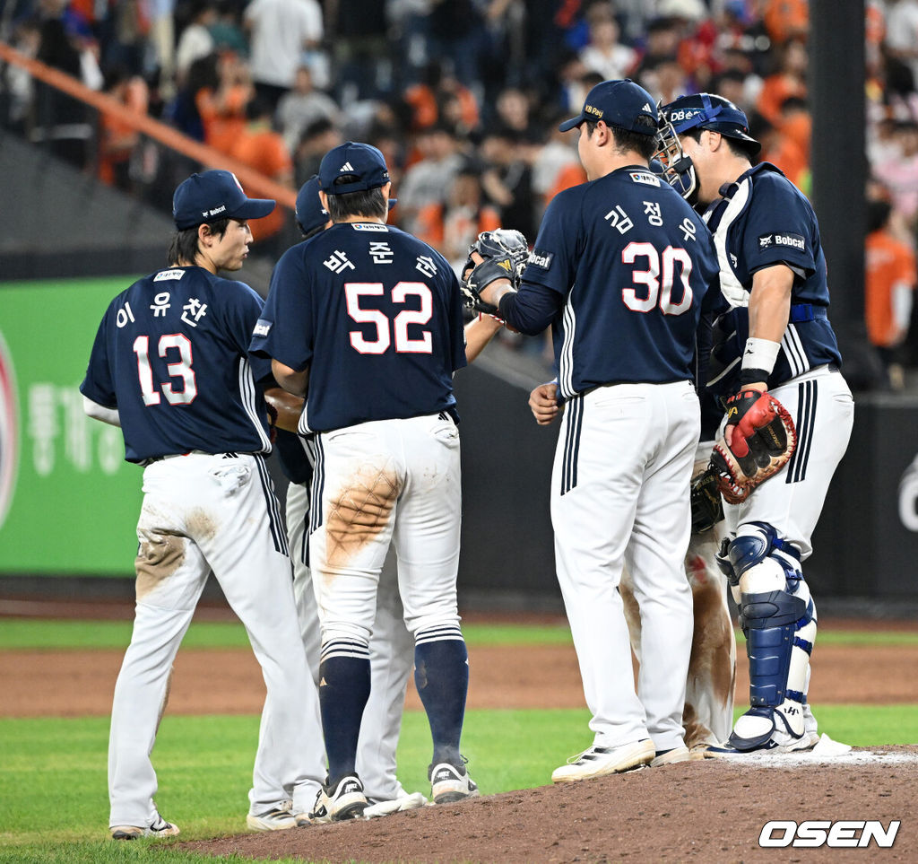 프로야구 두산 베어스가 파죽의 6연승을 질주했다. 장단 16안타 13득점을 폭발한 가운데 토종 에이스 곽빈도 60일 만에 웃었다. 두산은 20일 대전 한화생명볼파크에서 열린 2025 신한 SOL Bank KBO리그 한화 이글스와의 원정경기를 13-9로 승리했다.경기 종료 후 두산 선수들이 승리의 기쁨을 나누고 있다. 2025.08.20 /sunday@osen.co.kr