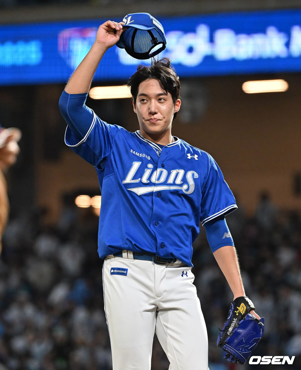 20일 창원NC파크에서 2025 신한 SOL 뱅크 KBO 리그 NC 다이노스와 삼성 라이온즈의 경기가 열렸다. 홈팀 NC는 목지훈이, 방문팀 삼성은 원태인이 선발 출전했다. 삼성 라이온즈 원태인이 6회말 2사 2,3루 NC 다이노스 박건우를 잡고 팬들에게 인사를 하고 있다. 2025.08.20 / foto0307@osen.co.kr