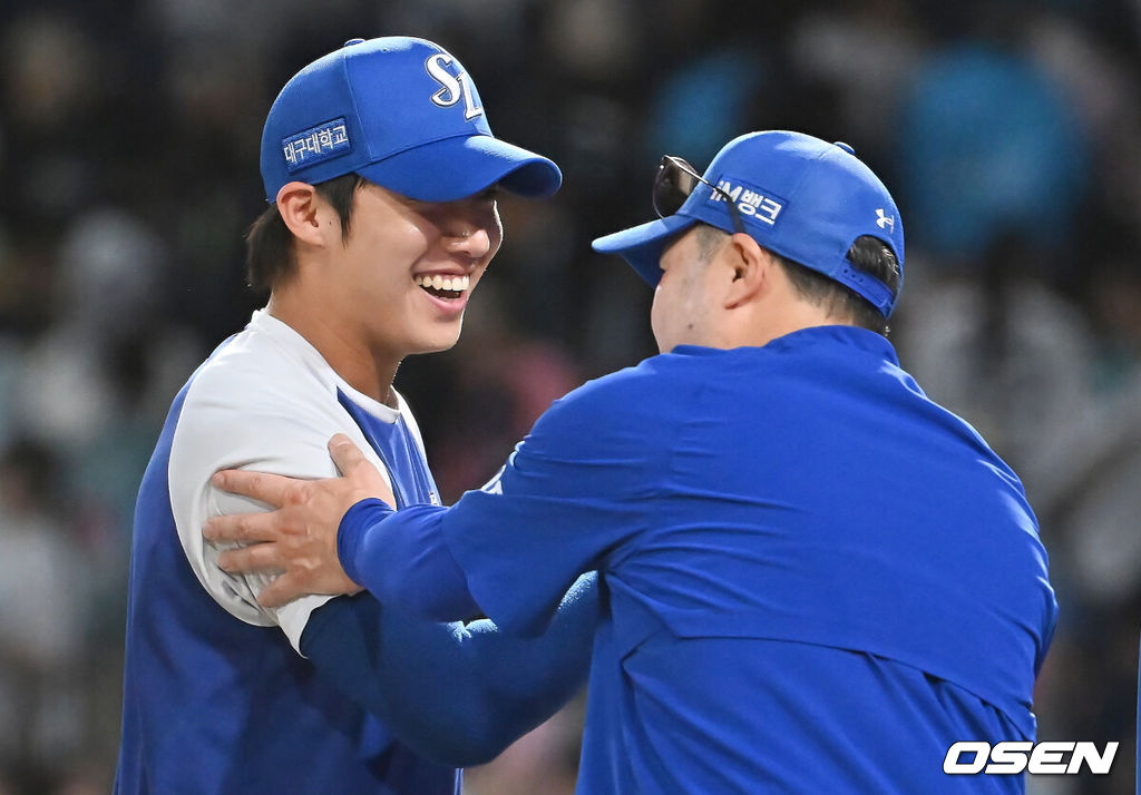 20일 창원NC파크에서 2025 신한 SOL 뱅크 KBO 리그 NC 다이노스와 삼성 라이온즈의 경기가 열렸다. 홈팀 NC는 목지훈이, 방문팀 삼성은 원태인이 선발 출전했다. 삼성 라이온즈 박진만 감독이 NC 다이노스에 4-3으로 승리한 후 원태인과 기쁨을 나누고 있다. 2025.08.20 / foto0307@osen.co.kr