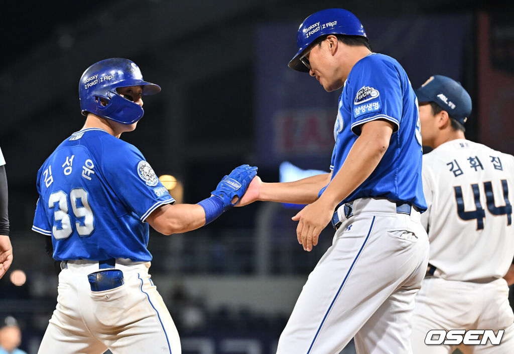 20일 창원NC파크에서 2025 신한 SOL 뱅크 KBO 리그 NC 다이노스와 삼성 라이온즈의 경기가 열렸다. 홈팀 NC는 목지훈이, 방문팀 삼성은 원태인이 선발 출전했다. 삼성 라이온즈 김성윤이 7회초 1사 3루 우중간 1타점 3루타를 치고 하이파이브를 하고 있다. 2025.08.20 / foto0307@osen.co.kr