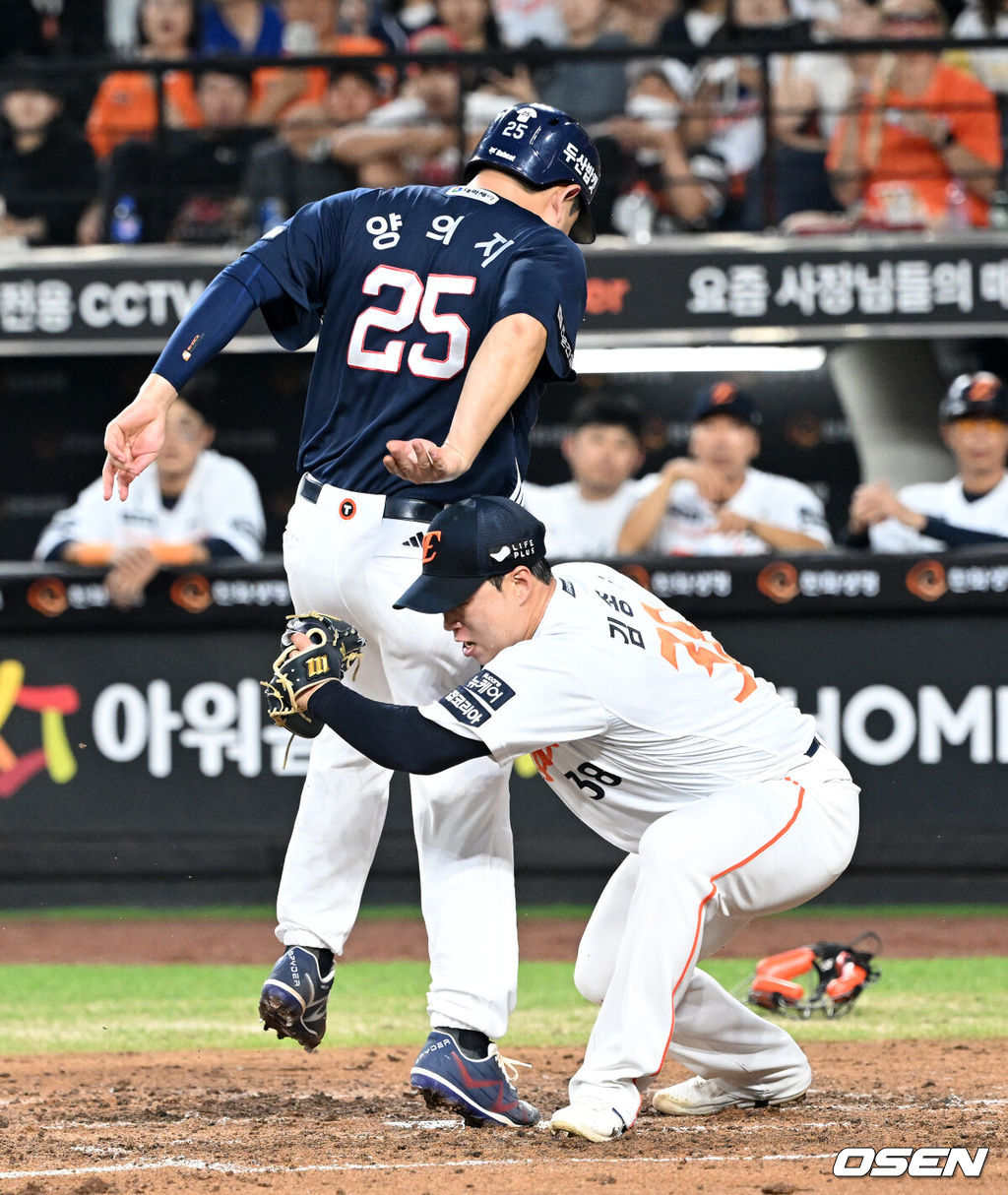 20일 오후 대전 한화생명볼파크에서 2025 신한 SOL Bank KBO리그 한화 이글스와 두산 베어스의 경기가 열렸다.한화는 조동욱, 두산은 곽빈을 선발로 내세웠다.3회초 2사 2,3루에서 두산 3루주자 양의지가 폭투를 틈타 득점을 하고 있다. 2025.08.20 /sunday@osen.co.kr