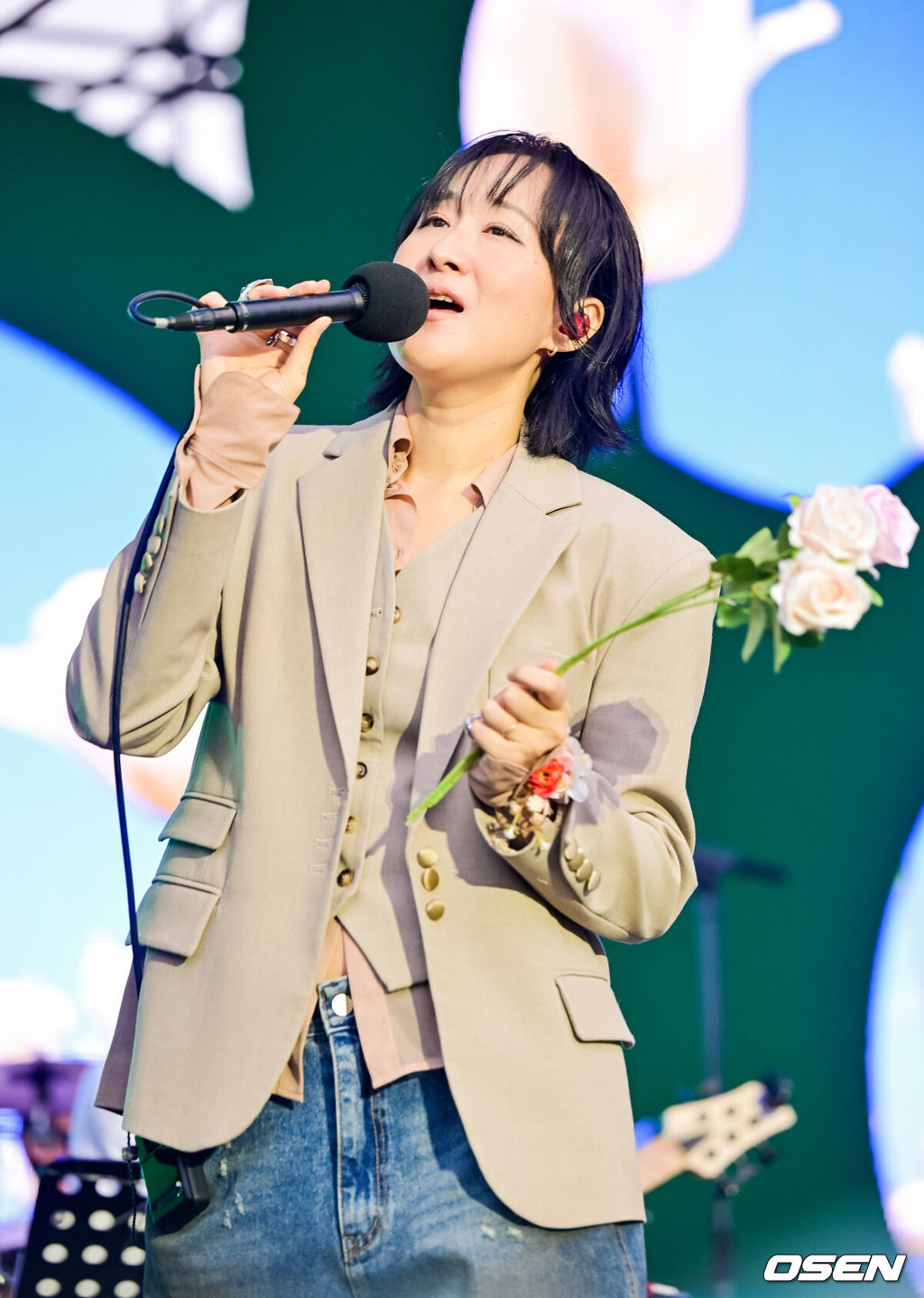 13일 서울 방이동 올림픽공원에서 국내 대표 음악 페스티벌 ‘뷰티풀 민트 라이프 2025(Beautiful Mint Life 2025, 이하 뷰민라) 첫째날 공연이 펼쳐졌다.첫날인 이날은 첫 페스티벌 헤드라이너 무대를 선보이는 ‘터치드’를 필두로 ‘선우정아’, ‘SAM KIM(샘킴)’, ‘오월오일’, ‘유주’, ‘Hi-Fi Un!corn(하이파이유니콘)’이 ‘Mint Breeze Stage(민트 브리즈 스테이지)’ 무대에 올랐다가수 선우정아가 멋진 무대를 펼치고 있다. 2025.06.13 / soul1014@osen.co.kr