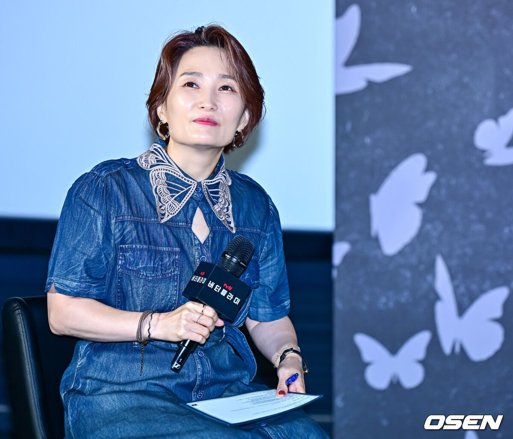 21일 서울 용산구 CGV 용산아이파크몰에서 아마존프라임 시리즈 ‘버터플라이’ 내한 기자간담회가 열렸다.동명 베스트셀러 그래픽 노블을 원작으로 한 ‘버터플라이(Butterfly)’는 전직 미 정보요원 데이비드 정(대니얼 대 킴)과 그를 제거하기 위해 파견된 현직 요원 레베카(레이나 하디스티)의 숨 막히는 추격전을 그린다. '로스트'의 글로벌 스타 대니얼 대 킴(Daniel Dae Kim)이 제작과 주연을 맡았고, 여기에 김태희, 박해수, 김나윤, 김지훈, 성동일, 이일화 등 한국 스타 배우가 대거 합류했다. 또한 서울의 랜드마크인 한강, 청계천, 종로, 여의도 등에서 주요 장면을 촬영하고, 예고편에 방탄소년단 제이홉의 솔로곡 ‘왓 이프(What If)’을 사용하는 등 ‘한국을 제대로 담은 미드’로 기대감을 높이고 있다.방송인 박경림이 간담회 진행을 하고 있다. 2025.08.21. / jpnews@osen.co.kr