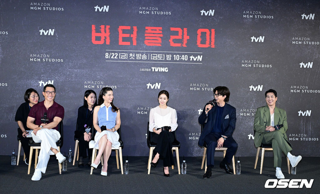 21일 서울 용산구 CGV 용산아이파크몰에서 아마존프라임 시리즈 ‘버터플라이’ 내한 기자간담회가 열렸다.동명 베스트셀러 그래픽 노블을 원작으로 한 ‘버터플라이(Butterfly)’는 전직 미 정보요원 데이비드 정(대니얼 대 킴)과 그를 제거하기 위해 파견된 현직 요원 레베카(레이나 하디스티)의 숨 막히는 추격전을 그린다. '로스트'의 글로벌 스타 대니얼 대 킴(Daniel Dae Kim)이 제작과 주연을 맡았고, 여기에 김태희, 박해수, 김나윤, 김지훈, 성동일, 이일화 등 한국 스타 배우가 대거 합류했다. 또한 서울의 랜드마크인 한강, 청계천, 종로, 여의도 등에서 주요 장면을 촬영하고, 예고편에 방탄소년단 제이홉의 솔로곡 ‘왓 이프(What If)’을 사용하는 등 ‘한국을 제대로 담은 미드’로 기대감을 높이고 있다.배우 대니얼 대 킴, 레이나 하디스티, 김태희, 김지훈, 션 리차드가 간담회를 하고 있다. 2025.08.21. / jpnews@osen.co.kr