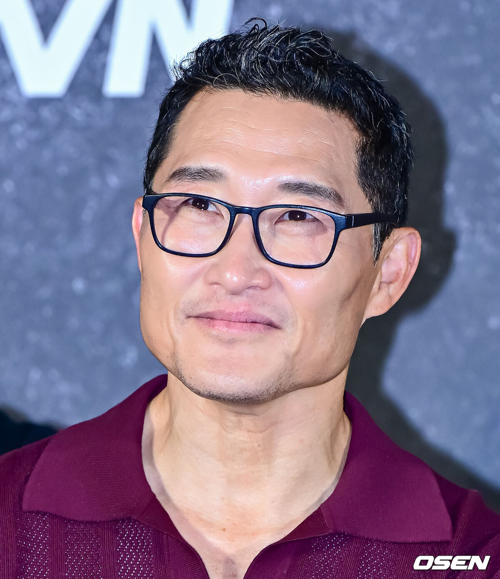 21일 서울 용산구 CGV 용산아이파크몰에서 아마존프라임 시리즈 ‘버터플라이’ 내한 기자간담회가 열렸다.동명 베스트셀러 그래픽 노블을 원작으로 한 ‘버터플라이(Butterfly)’는 전직 미 정보요원 데이비드 정(대니얼 대 킴)과 그를 제거하기 위해 파견된 현직 요원 레베카(레이나 하디스티)의 숨 막히는 추격전을 그린다. '로스트'의 글로벌 스타 대니얼 대 킴(Daniel Dae Kim)이 제작과 주연을 맡았고, 여기에 김태희, 박해수, 김나윤, 김지훈, 성동일, 이일화 등 한국 스타 배우가 대거 합류했다. 또한 서울의 랜드마크인 한강, 청계천, 종로, 여의도 등에서 주요 장면을 촬영하고, 예고편에 방탄소년단 제이홉의 솔로곡 ‘왓 이프(What If)’을 사용하는 등 ‘한국을 제대로 담은 미드’로 기대감을 높이고 있다.배우 대니얼 대 킴이 간담회를 하고 있다. 2025.08.21. / jpnews@osen.co.kr