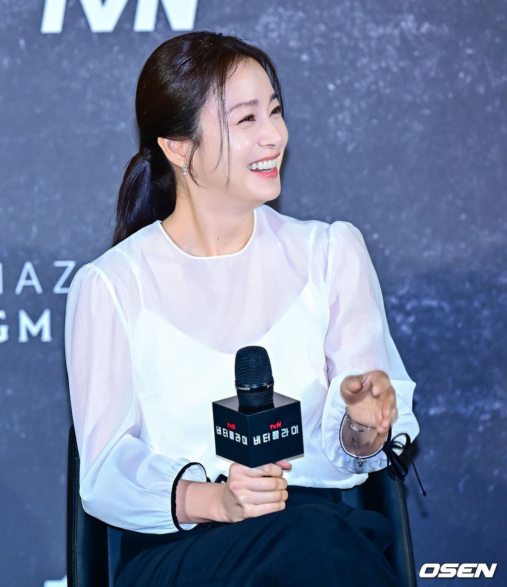 21일 서울 용산구 CGV 용산아이파크몰에서 아마존프라임 시리즈 ‘버터플라이’ 내한 기자간담회가 열렸다.동명 베스트셀러 그래픽 노블을 원작으로 한 ‘버터플라이(Butterfly)’는 전직 미 정보요원 데이비드 정(대니얼 대 킴)과 그를 제거하기 위해 파견된 현직 요원 레베카(레이나 하디스티)의 숨 막히는 추격전을 그린다. '로스트'의 글로벌 스타 대니얼 대 킴(Daniel Dae Kim)이 제작과 주연을 맡았고, 여기에 김태희, 박해수, 김나윤, 김지훈, 성동일, 이일화 등 한국 스타 배우가 대거 합류했다. 또한 서울의 랜드마크인 한강, 청계천, 종로, 여의도 등에서 주요 장면을 촬영하고, 예고편에 방탄소년단 제이홉의 솔로곡 ‘왓 이프(What If)’을 사용하는 등 ‘한국을 제대로 담은 미드’로 기대감을 높이고 있다.배우 김태희가 간담회를 하고 있다. 2025.08.21. / jpnews@osen.co.kr