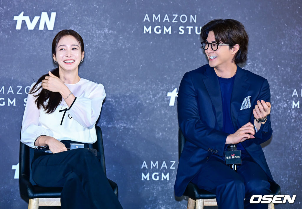 21일 서울 용산구 CGV 용산아이파크몰에서 아마존프라임 시리즈 ‘버터플라이’ 내한 기자간담회가 열렸다.동명 베스트셀러 그래픽 노블을 원작으로 한 ‘버터플라이(Butterfly)’는 전직 미 정보요원 데이비드 정(대니얼 대 킴)과 그를 제거하기 위해 파견된 현직 요원 레베카(레이나 하디스티)의 숨 막히는 추격전을 그린다. '로스트'의 글로벌 스타 대니얼 대 킴(Daniel Dae Kim)이 제작과 주연을 맡았고, 여기에 김태희, 박해수, 김나윤, 김지훈, 성동일, 이일화 등 한국 스타 배우가 대거 합류했다. 또한 서울의 랜드마크인 한강, 청계천, 종로, 여의도 등에서 주요 장면을 촬영하고, 예고편에 방탄소년단 제이홉의 솔로곡 ‘왓 이프(What If)’을 사용하는 등 ‘한국을 제대로 담은 미드’로 기대감을 높이고 있다.배우 김태희, 김지훈이 간담회를 하고 있다. 2025.08.21. / jpnews@osen.co.kr