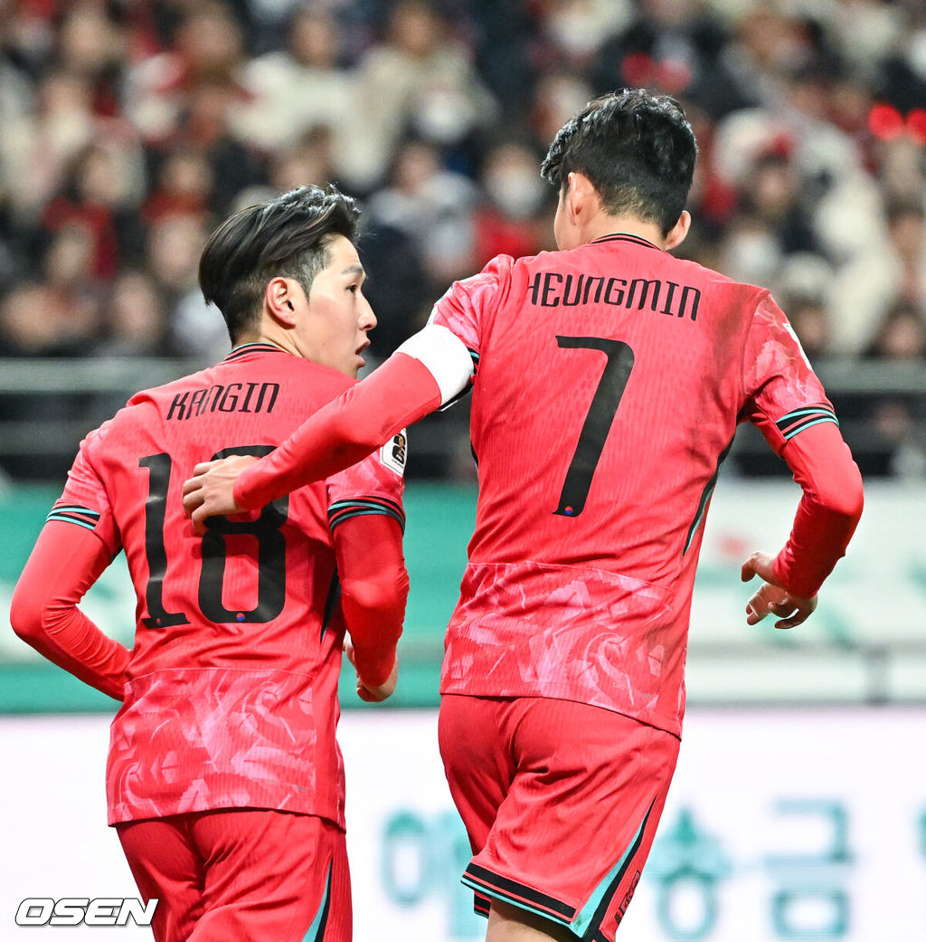 황선홍 임시 감독이 지휘하는 대한민국 축구대표팀이 21일 서울월드컵경기장에서 진행된 태국과의 2026 국제축구연맹(FIFA) 북중미 월드컵 아시아 2차 예선 C조 3차전에서 1-1 무승부를 기록했다.이로써 한국은 3경기서 승점 7(2승 1무)를 획득하면서 조 1위를 유지했으나 약체인 태국과 홈 경기에서 무승부에 그치면서 아쉬움을 남겼다. 후반 손흥민과 이강인이 이야기 나누고 있다. 2024.03.21 / soul1014@osen.co.kr