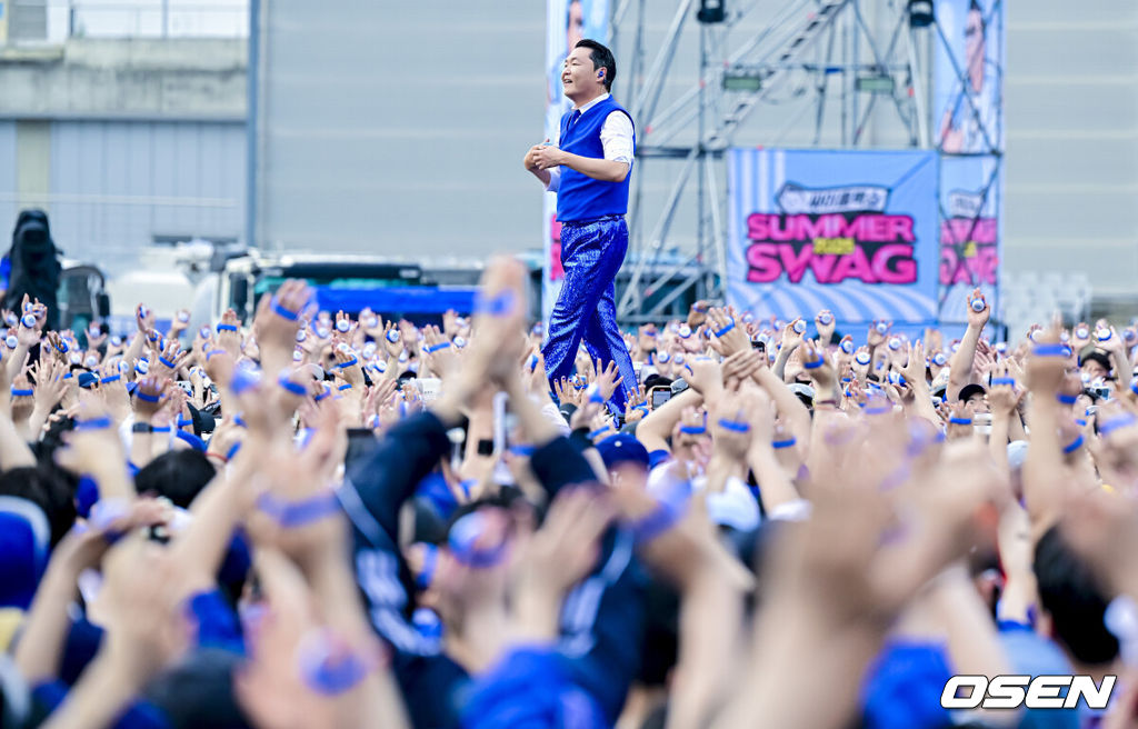 28일 인천 아시아드 주경기장에서 ‘싸이흠뻑쇼 SUMMERSWAG2025(썸머스웨그2025)’ 첫 공연이 진행됐다. 이날 첫 공연에는 지드래곤과 블랙핑크의 로제가 깜짝 등장해 관객들의 뜨거운 환호를 받았다. 로제에 이어 두 번째 게스트로 모습을 드러낸 지드래곤은 'PO￦ER'와 'HOME SWEET HOME'을 부르며 무대를 누볐다. 싸이가 멋진 무대를 펼치고 있다.   2025.06.28 /soul1014@osen.co.kr