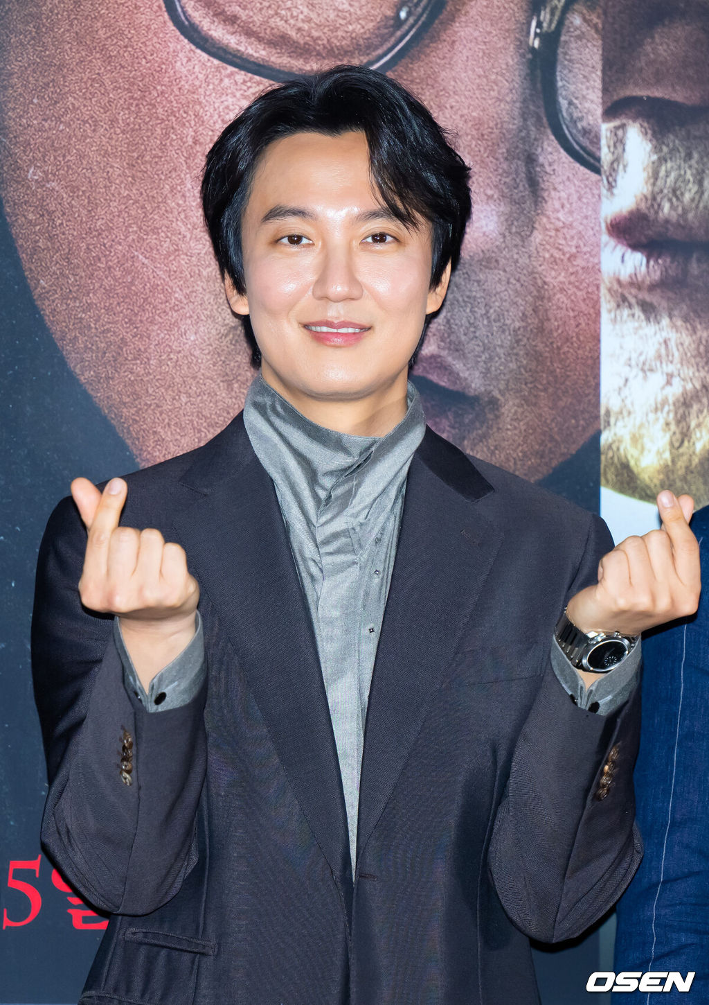 23일 오후 서울 CGV 용산아이파크몰에서 영화 '브로큰' 서 언론배급시사회가 열렸다.영화 ‘브로큰'은 시체로 돌아온 동생과 사라진 그의 아내, 사건을 예견한 베스트셀러 소설까지, 모든 것이 얽혀버린 그날 밤의 진실을 밝히기 위해 끝까지 달려가는 민태의 분노의 추적을 그린 작품이다.무대 위에서 배우 김남길이 포토타임을 갖고 있다. 2025.01.23 / rumi@osen.co.kr