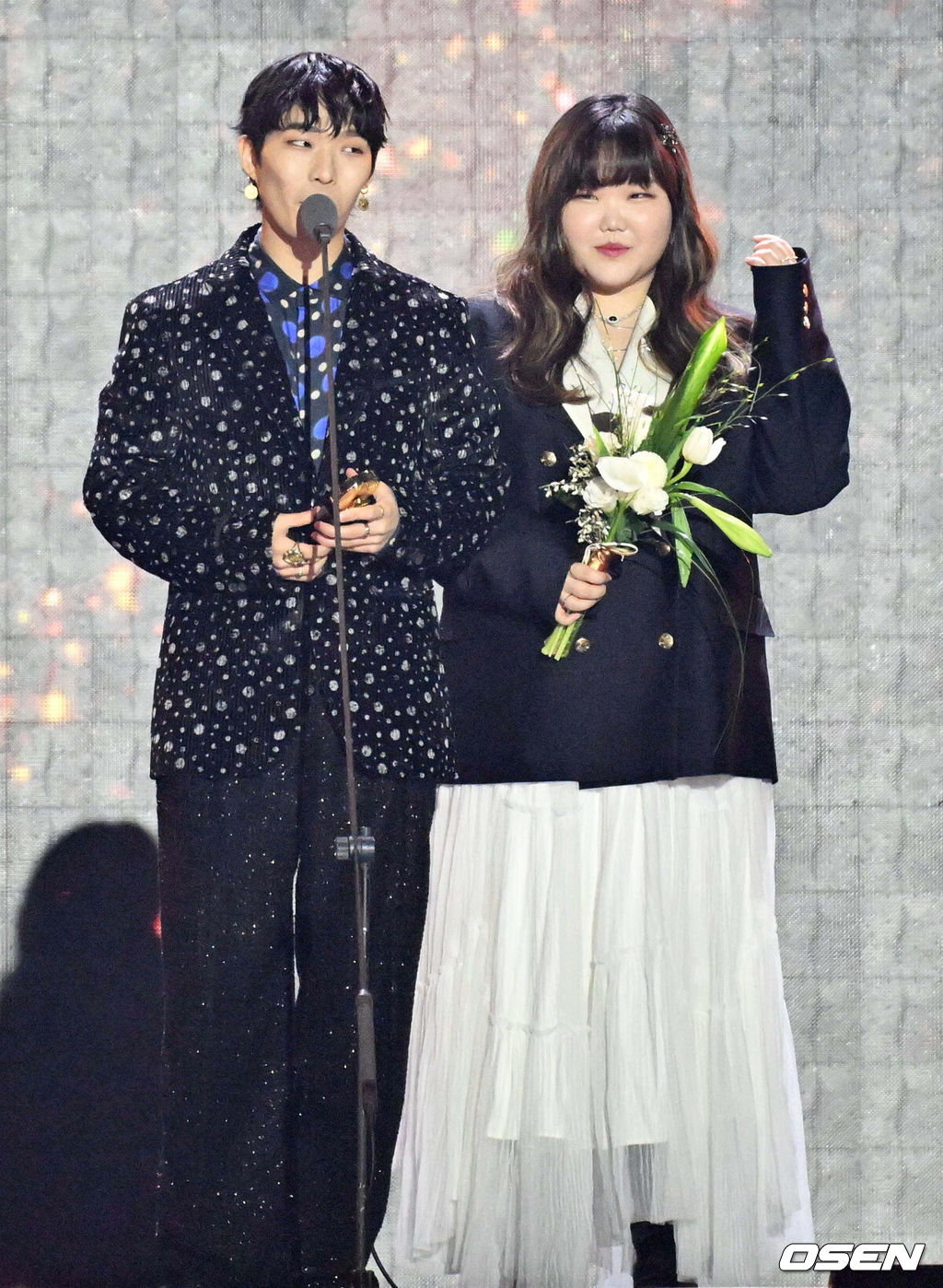 10일 오후 부산 벡스코에서 써클차트 뮤직 어워즈 2023 시상식이 열렸다.부산 이즈 굿 상을 수상한 악뮤가 소감을 전하고 있다. 2024.01.10 / foto0307@osen.co.kr