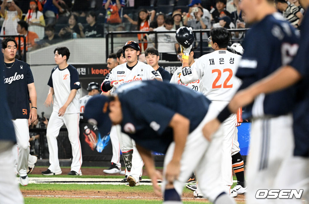 프로야구 두산 베어스가 파죽의 6연승을 질주했다. 장단 16안타 13득점을 폭발한 가운데 토종 에이스 곽빈도 60일 만에 웃었다. 두산은 20일 대전 한화생명볼파크에서 열린 2025 신한 SOL Bank KBO리그 한화 이글스와의 원정경기를 13-9로 승리했다.경기 종료 후 한화 선수들이 패배에 아쉬워하고 있다. 2025.08.20 /sunday@osen.co.kr