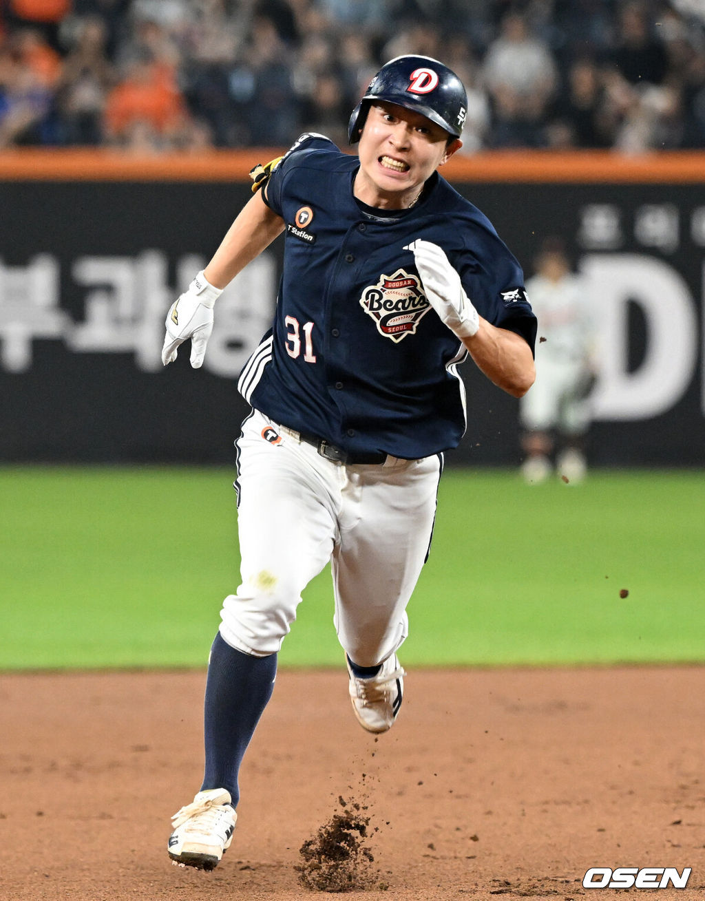 20일 오후 대전 한화생명볼파크에서 2025 신한 SOL Bank KBO리그 한화 이글스와 두산 베어스의 경기가 열렸다.한화는 조동욱, 두산은 곽빈을 선발로 내세웠다.6회초 1사 1,2루에서 두산 정수빈이 우월 2타점 적시 3루타를 치고 그라운드를 달리고 있다. 2025.08.20 /sunday@osen.co.kr