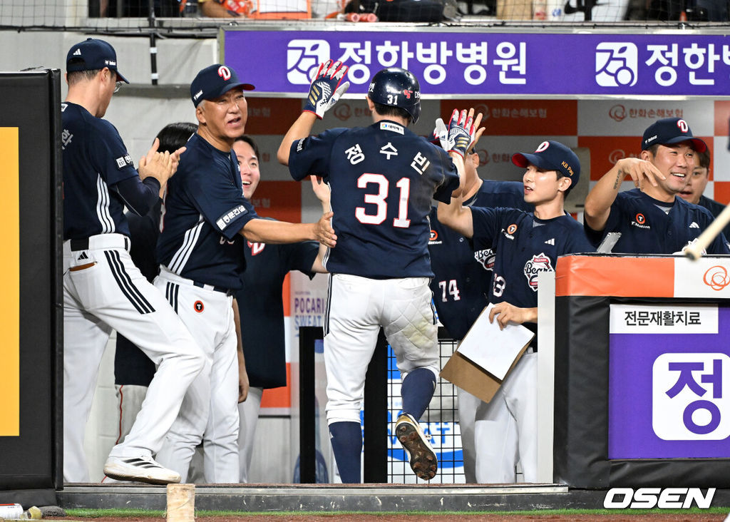 19일 오후 대전 한화생명볼파크에서 2025 신한 SOL Bank KBO리그 한화 이글스와 두산 베어스의 경기가 열렸다.한화는 와이스, 두산은 콜어빈을 선발로 내세웠다.7회초 1사 3루 두산 김인태의 땅볼 때 홈을 밟은 정수빈이 더그아웃에서 환호하고 있다. 2025.08.19 /sunday@osen.co.kr
