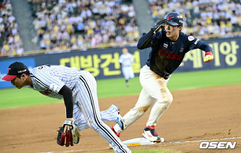 21일 서울 잠실야구장에서 ‘2025 신한 SOL Bank KBO리그’ LG 트윈스와 롯데 자이언츠의 경기가 열렸다.홈팀 LG는 요니 치리노스, 방문팀 롯데는 이민석을 선발로 내세웠다.3회초 무사 1, 2루 상황 롯데 유강남의 번트 때 상대 송구 실책을 틈타 주자 고승민이 홈으로 뛰고 있다. 2025.08.21 / dreamer@osen.co.kr
