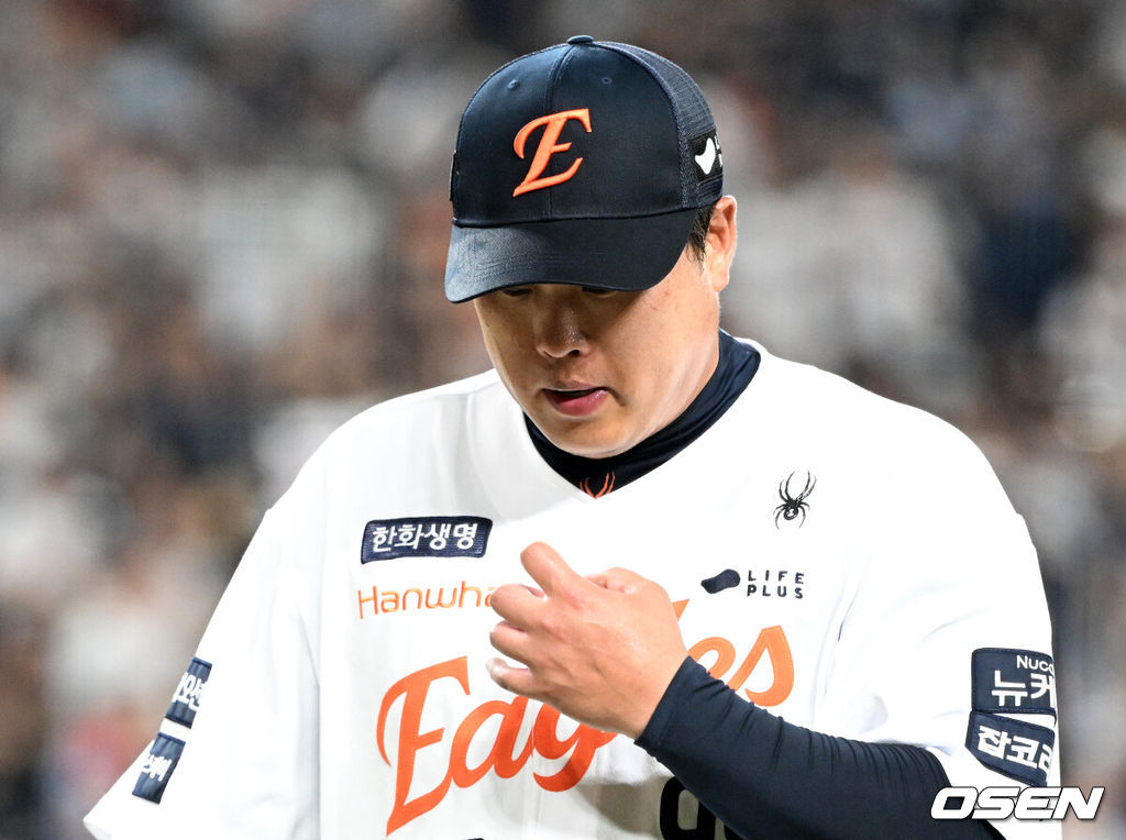 21일 오후 대전 한화생명볼파크에서 2025 신한 SOL Bank KBO리그 한화 이글스와 두산 베어스의 경기가 열렸다.한화는 류현진, 두산은 콜어빈을 선발로 내세웠다.7회초 무사 한화 류현진이 마운드를 내려가고 있다. 2025.08.21 /sunday@osen.co.kr