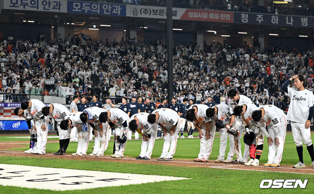 프로야구 두산 베어스가 박계범의 깜짝 만루 홈런으로 7연승을 질주했다. 류현진을 내고도 패한 한화 이글스는 시즌 팀 최다 5연패 충격에 빠졌다. 두산은 21일 대전 한화생명볼파크에서 열린 2025 신한 SOL Bank KBO리그 한화와의 원정경기를 6-3으로 승리했다. 경기 종료 후 한화 선수들이 관중석을 향해 인사를 하고 있다. 2025.08.21 /sunday@osen.co.kr