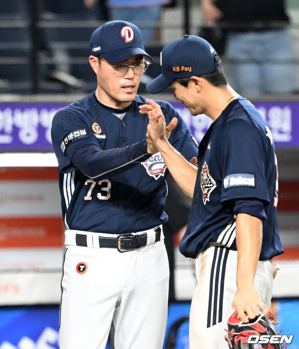 프로야구 두산 베어스가 박계범의 깜짝 만루 홈런으로 7연승을 질주했다. 류현진을 내고도 패한 한화 이글스는 시즌 팀 최다 5연패 충격에 빠졌다. 두산은 21일 대전 한화생명볼파크에서 열린 2025 신한 SOL Bank KBO리그 한화와의 원정경기를 6-3으로 승리했다. 경기 종료 후 두산 조성환 감독대행이 박계범과 승리의 기쁨을 나누고 있다. 2025.08.21 /sunday@osen.co.kr