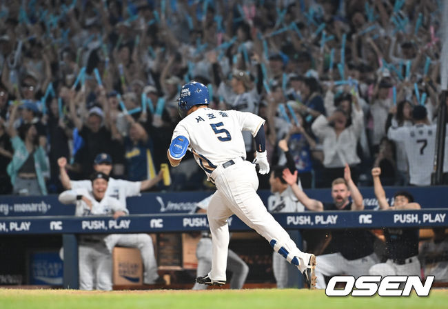 21일 창원NC파크에서 2025 신한 SOL 뱅크 KBO 리그 NC 다이노스와 삼성 라이온즈의 경기가 열렸다. NC 다이노스 서호철이 8회말 2사 3루 좌월 2점 홈런을 치고 환호하고 있다. 2025.08.21 / foto0307@osen.co.kr