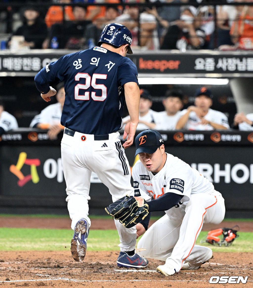 20일 오후 대전 한화생명볼파크에서 2025 신한 SOL Bank KBO리그 한화 이글스와 두산 베어스의 경기가 열렸다.한화는 조동욱, 두산은 곽빈을 선발로 내세웠다.3회초 2사 2,3루에서 두산 3루주자 양의지가 폭투를 틈타 득점을 하고 있다. 2025.08.20 /sunday@osen.co.kr