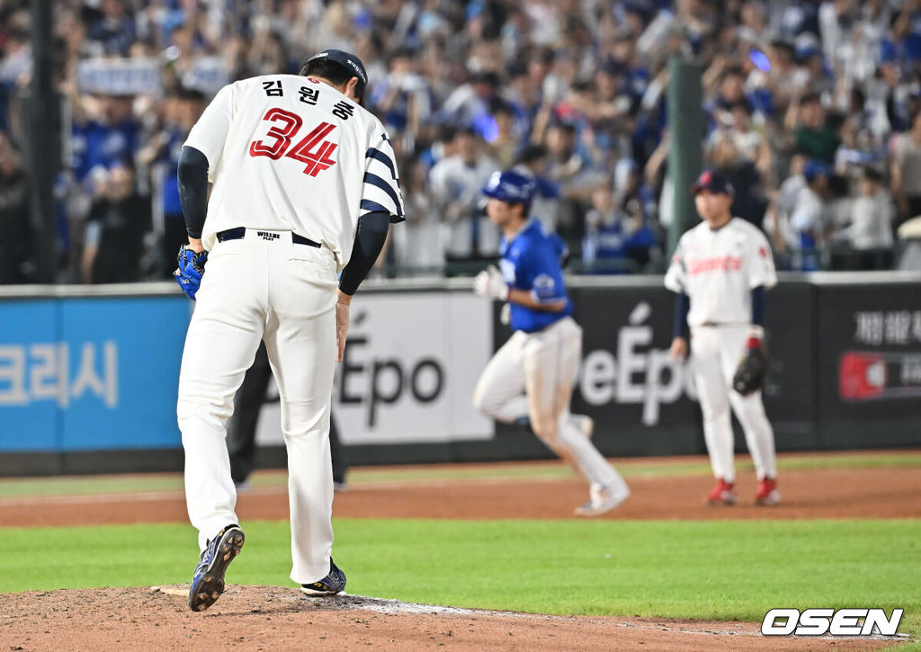 17일 부산 사직야구장에서 2025 신한 SOL 뱅크 KBO 리그 롯데 자이언츠와 삼성 라이온즈의 경기가 열렸다. 홈팀 롯데는 감보아가, 방문팀 삼성은 이승현이 선발 출전했다.롯데 자이언츠 김원중이 8회초 1사 만루 삼성 라이온즈 김영웅에게 동점 우월 만루 홈런을 맞고 아쉬워하고 있다. 2025.08.17 / foto0307@osen.co.kr