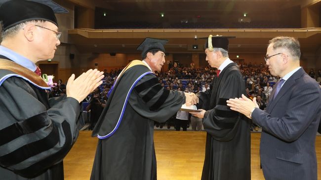 우석대가 21일 일본의 ‘살아있는 양심’으로 불리는 하토야마 유키오 전(前) 일본 총리에게 명예 경영학 박사학위를 수여했다. / 우석대