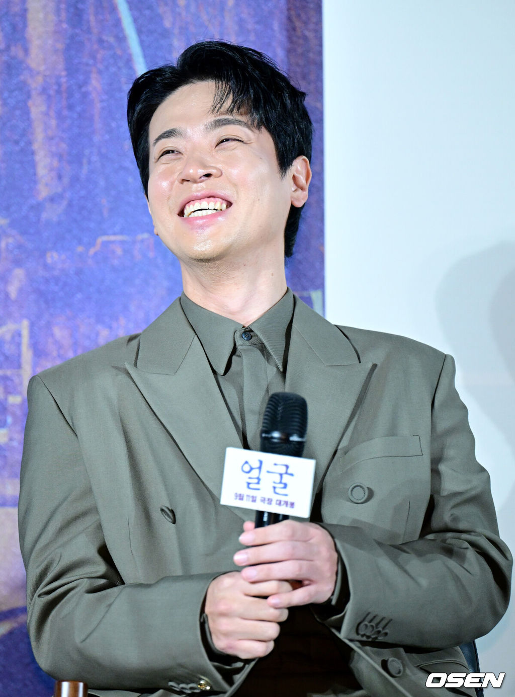 22일 오전 서울 자양동 롯데시네마 건대입구에서 영화 ‘얼굴’ (감독 연상호) 제작보고회가 열렸다.'얼굴'은 앞을 못 보지만 전각 분야의 장인으로 거듭난 ‘임영규’와 살아가던 아들 ‘임동환’이 40년간 묻혀 있던 어머니의 죽음에 대한 미스터리를 파헤치는 이야기를 그린 영화다.배우 박정민이 사회자의 질문에 답하며 미소짓고 있다. 2025.08.22 / dreamer@osen.co.kr