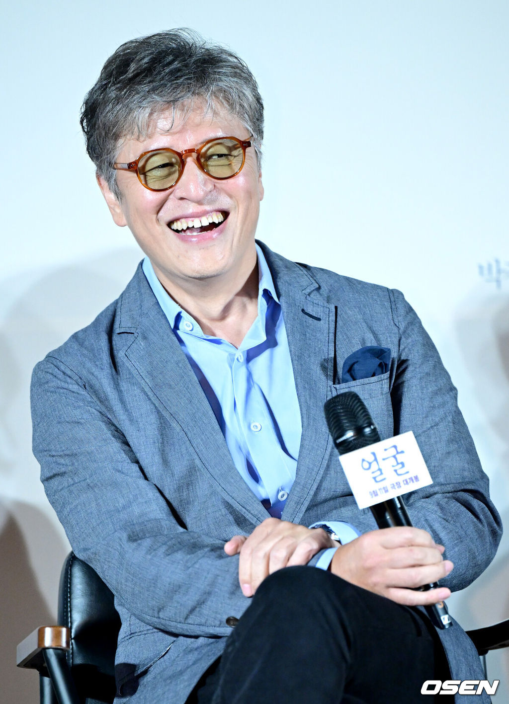 22일 오전 서울 자양동 롯데시네마 건대입구에서 영화 ‘얼굴’ (감독 연상호) 제작보고회가 열렸다.'얼굴'은 앞을 못 보지만 전각 분야의 장인으로 거듭난 ‘임영규’와 살아가던 아들 ‘임동환’이 40년간 묻혀 있던 어머니의 죽음에 대한 미스터리를 파헤치는 이야기를 그린 영화다.배우 권해효가 사회자의 질문에 답하며 미소짓고 있다. 2025.08.22 / dreamer@osen.co.kr
