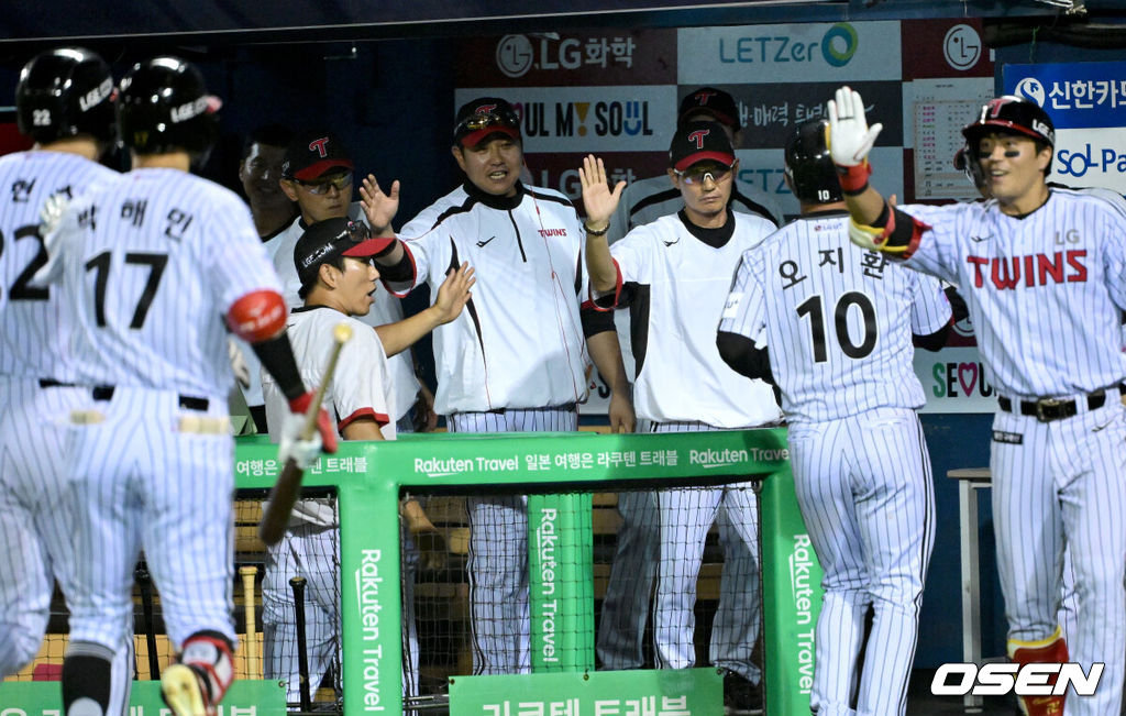 21일 서울 잠실야구장에서 ‘2025 신한 SOL Bank KBO리그’ LG 트윈스와 롯데 자이언츠의 경기가 열렸다.홈팀 LG는 요니 치리노스, 방문팀 롯데는 이민석을 선발로 내세웠다.6회말 1사 2, 3루 상황 LG 구본혁의 추격의 2타점 적시타 때 홈을 밟은 오지환과 김현수가 염경엽 감독과 인사를 나누고 있다. 2025.08.21 / dreamer@osen.co.kr