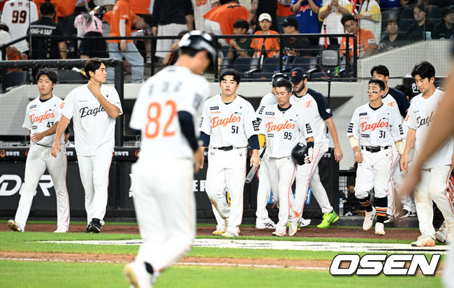 프로야구 두산 베어스가 파죽의 6연승을 질주했다. 장단 16안타 13득점을 폭발한 가운데 토종 에이스 곽빈도 60일 만에 웃었다. 두산은 20일 대전 한화생명볼파크에서 열린 2025 신한 SOL Bank KBO리그 한화 이글스와의 원정경기를 13-9로 승리했다.경기 종료 후 한화 선수들이 패배에 아쉬워하고 있다. 2025.08.20 /sunday@osen.co.kr