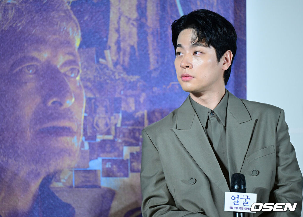 22일 오전 서울 자양동 롯데시네마 건대입구에서 영화 ‘얼굴’ (감독 연상호) 제작보고회가 열렸다.'얼굴'은 앞을 못 보지만 전각 분야의 장인으로 거듭난 ‘임영규’와 살아가던 아들 ‘임동환’이 40년간 묻혀 있던 어머니의 죽음에 대한 미스터리를 파헤치는 이야기를 그린 영화다.배우 박정민이 인사말을 준비하고 있다. 2025.08.22 / dreamer@osen.co.kr