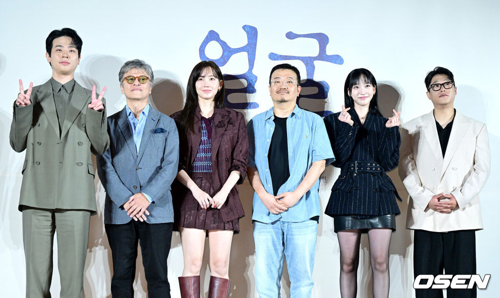 22일 오전 서울 자양동 롯데시네마 건대입구에서 영화 ‘얼굴’ (감독 연상호) 제작보고회가 열렸다.'얼굴'은 앞을 못 보지만 전각 분야의 장인으로 거듭난 ‘임영규’와 살아가던 아들 ‘임동환’이 40년간 묻혀 있던 어머니의 죽음에 대한 미스터리를 파헤치는 이야기를 그린 영화다.배우 박정민, 권해효, 신현빈, 연상호 감독, 한지현, 임성재(왼쪽부터)가 포토타임을 하고 있다. 2025.08.22 / dreamer@osen.co.kr