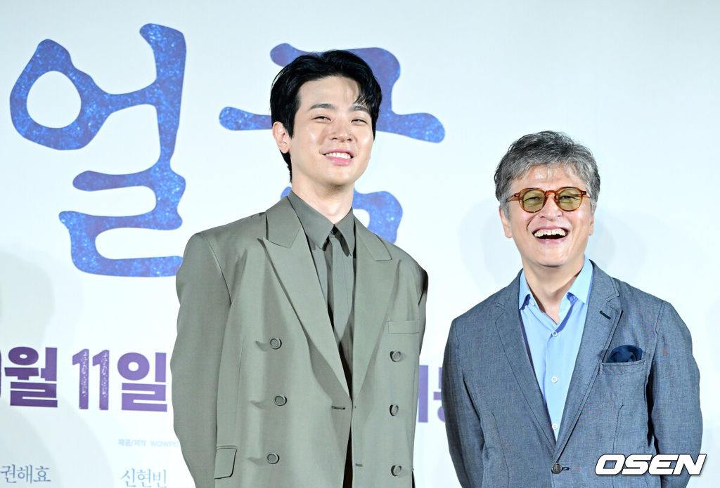 22일 오전 서울 자양동 롯데시네마 건대입구에서 영화 ‘얼굴’ (감독 연상호) 제작보고회가 열렸다.'얼굴'은 앞을 못 보지만 전각 분야의 장인으로 거듭난 ‘임영규’와 살아가던 아들 ‘임동환’이 40년간 묻혀 있던 어머니의 죽음에 대한 미스터리를 파헤치는 이야기를 그린 영화다.배우 박정민과 권해효가 포토타임을 하고 있다. 2025.08.22 / dreamer@osen.co.kr