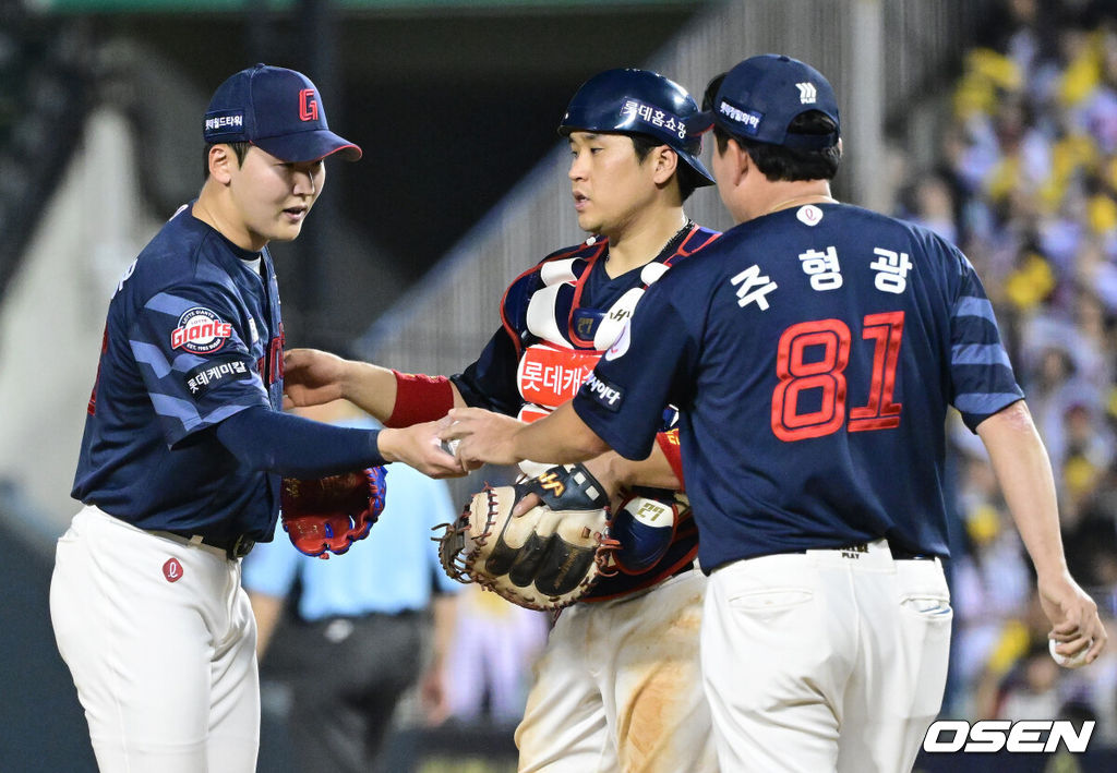 21일 서울 잠실야구장에서 ‘2025 신한 SOL Bank KBO리그’ LG 트윈스와 롯데 자이언츠의 경기가 열렸다.홈팀 LG는 요니 치리노스, 방문팀 롯데는 이민석을 선발로 내세웠다.8회말 2사 1루 상황 롯데 투수 최준용이 마운드를 내려가고 있다. 2025.08.21 / dreamer@osen.co.kr