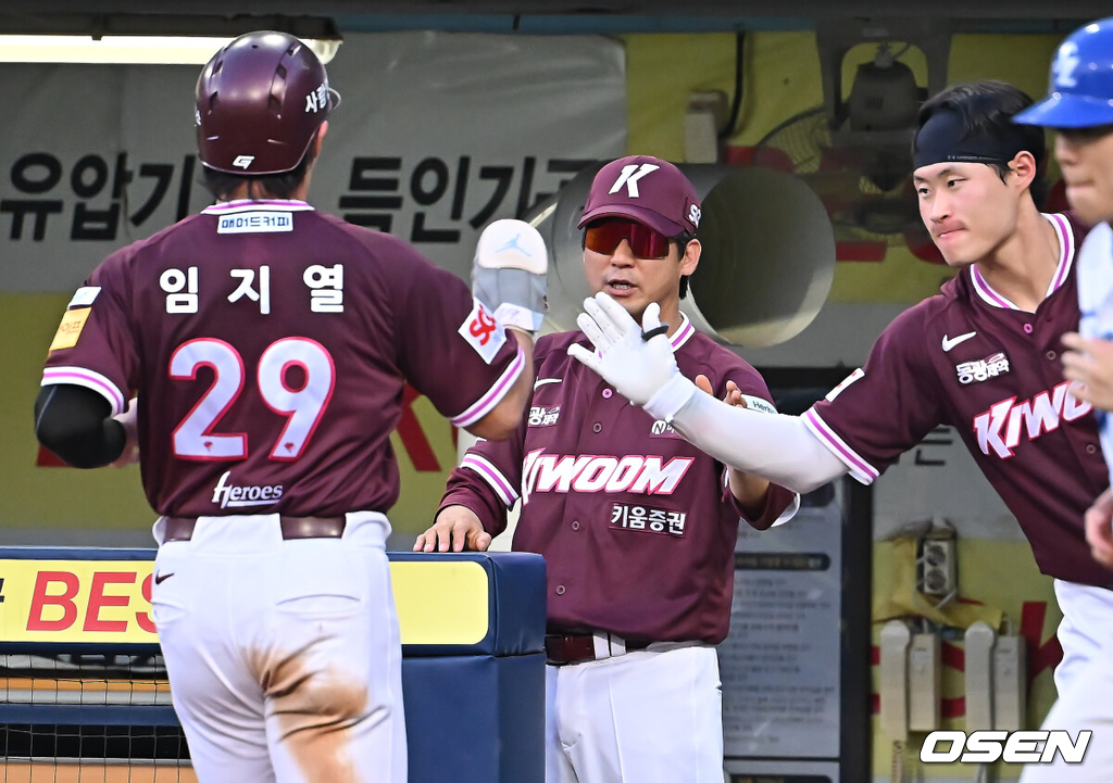 20일 대구삼성라이온즈파크에서 2025 신한 SOL 뱅크 KBO 리그 삼성 라이온즈와 키움 히어로즈의 경기가 열렸다.홈팀 삼성은 후라도가, 방문팀 키움은 알칸타라가 선발 출전했다.키움 히어로즈 임지열이 4회초 1사 1,2루 최주환의 중견수 앞 1타점 안타때 득점을 올리고 하이파이브를 하고 있다. 2025.07.20 / foto0307@osen.co.kr