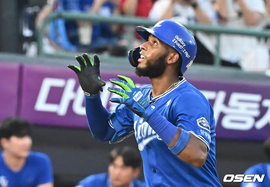 17일 부산 사직야구장에서 2025 신한 SOL 뱅크 KBO 리그 롯데 자이언츠와 삼성 라이온즈의 경기가 열렸다. 홈팀 롯데는 감보아가, 방문팀 삼성은 이승현이 선발 출전했다.삼성 라이온즈 디아즈가 4회초 무사 1루 우월 2점 홈런을 치고 세리머니를 하고 있다. 2025.08.17 / foto0307@osen.co.kr