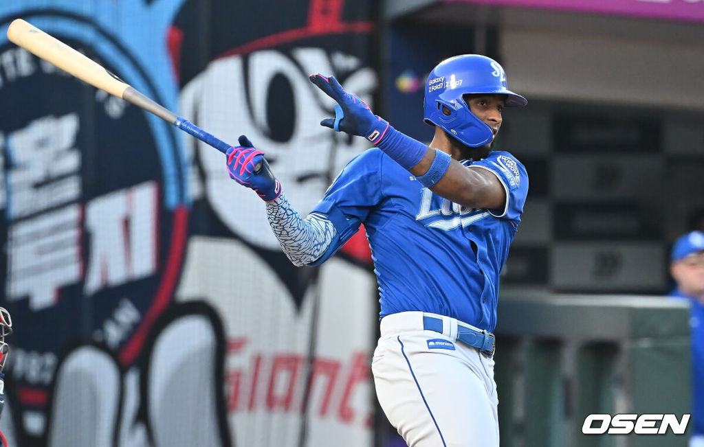 16일 부산 사직야구장에서 2025 신한 SOL 뱅크 KBO 리그 롯데 자이언츠와 삼성 라이온즈의 경기가 열렸다. 홈팀 롯데는 박세웅이, 방문팀 삼성은 최원태가 선발 출전했다.삼성 라이온즈 디아즈가 3회초 무사 2,3루 우익수 오른쪽 2타점 안타를 치고 있다. 2025.08.16 / foto0307@osen.co.kr