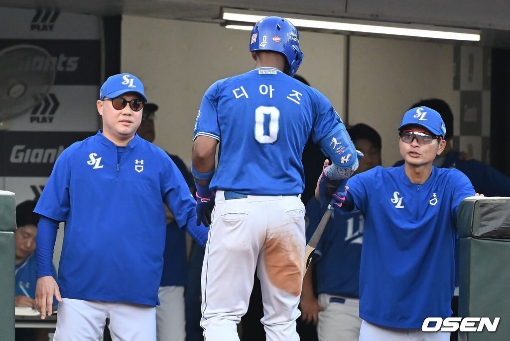 15일 부산 사직야구장에서 2025 신한 SOL 뱅크 KBO 리그 롯데 자이언츠와 삼성 라이온즈의 경기가 열렸다. 홈팀 롯데는 이민석이, 방문팀 삼성은 가라비토가 선발 출전했다.삼성 라이온즈 박진만 감독이 2회초 1사 만루 우익수 희생 플라이로 1타점을 올린 디아즈를 환영하고 있다. 2025.08.15 / foto0307@osen.co.kr