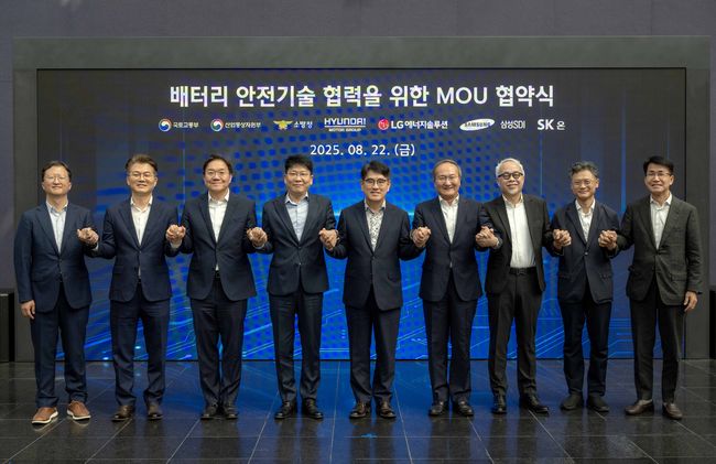 서울대학교 화학생물공학부 최장욱 교수, 국토교통부 모빌리티자동차국 김흥목 국장, 현대차·기아 전동화에너지솔루션담당 김창환 부사장, LG에너지솔루션 대표이사 김동명 사장, 현대차·기아 R&D본부 양희원 사장, SK온 대표이사 이석희 사장, 삼성SDI 대표이사 최주선 사장, 산업통상자원부 자동차과 박태현 과장, 현대차·기아 전략기획실 김동욱 부사장(왼쪽부터)이 ‘배터리 안전기술 협력을 위한 업무 협약 체결식’에서 기념사진을 찍었다.