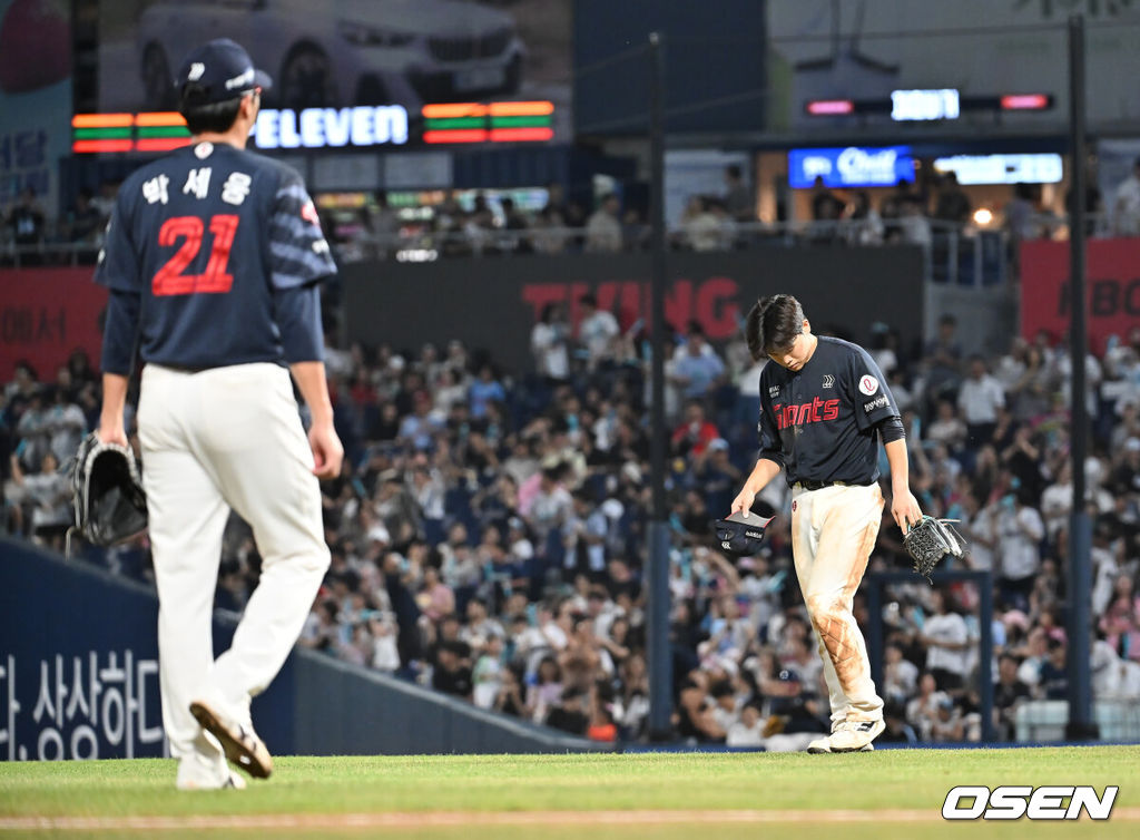 22일 창원NC파크에서 2025 신한 SOL 뱅크 KBO 리그 NC 다이노스와 롯데 자이언츠의 경기가 열렸다. 홈팀 NC는 신민혁이, 방문팀 롯데는 박세웅이 선발 출전했다. 롯데 자이언츠 박찬형이 3회말 2사 만루 NC 다이노스 데이비슨의 타구를 잡지 못하고 2실점하고 있다. 2025.08.22 / foto0307@osen.co.kr