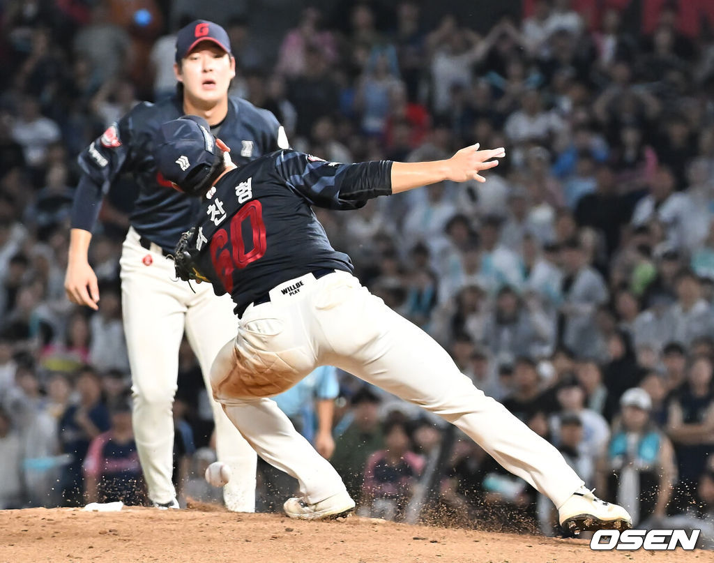 22일 창원NC파크에서 2025 신한 SOL 뱅크 KBO 리그 NC 다이노스와 롯데 자이언츠의 경기가 열렸다. 홈팀 NC는 신민혁이, 방문팀 롯데는 박세웅이 선발 출전했다. 롯데 자이언츠 박찬형이 3회말 2사 만루 NC 다이노스 데이비슨의 타구를 잡지 못하고 2실점하고 있다. 2025.08.22 / foto0307@osen.co.kr