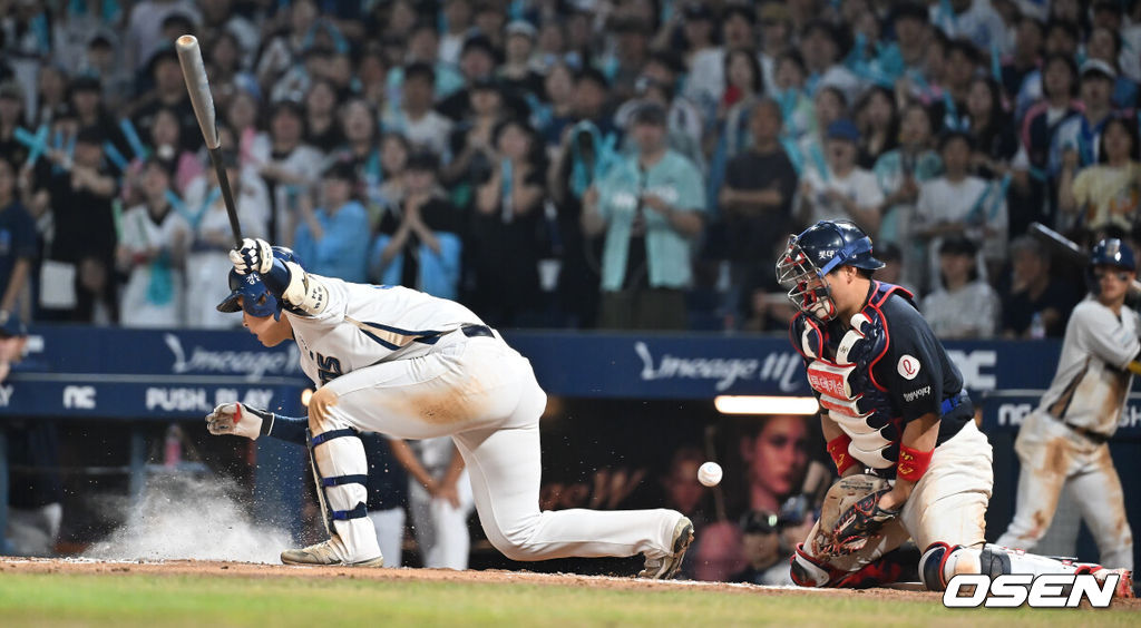 22일 창원NC파크에서 2025 신한 SOL 뱅크 KBO 리그 NC 다이노스와 롯데 자이언츠의 경기가 열렸다. 홈팀 NC는 신민혁이, 방문팀 롯데는 박세웅이 선발 출전했다. 롯데 자이언츠 유강남이 6회말 1사 1,3루 NC 다이노스 김휘집의 삼진 아웃때 볼을 잡지 못하고 홈 도루를 허용하고 있다. 2025.08.22 / foto0307@osen.co.kr