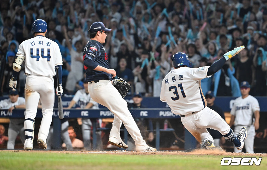 22일 창원NC파크에서 2025 신한 SOL 뱅크 KBO 리그 NC 다이노스와 롯데 자이언츠의 경기가 열렸다. 홈팀 NC는 신민혁이, 방문팀 롯데는 박세웅이 선발 출전했다. NC 다이노스 최원준이 6회말 1사 1,3루 김휘집의 삼진 아웃때 롯데 자이언츠 유강남이 볼을 잡지 못하는 사이 득점에 성공하고 있다. 2025.08.22 / foto0307@osen.co.kr